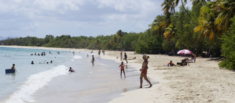 Baigneurs sur la plage des Salines